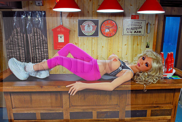 Bar Blonde (34b)